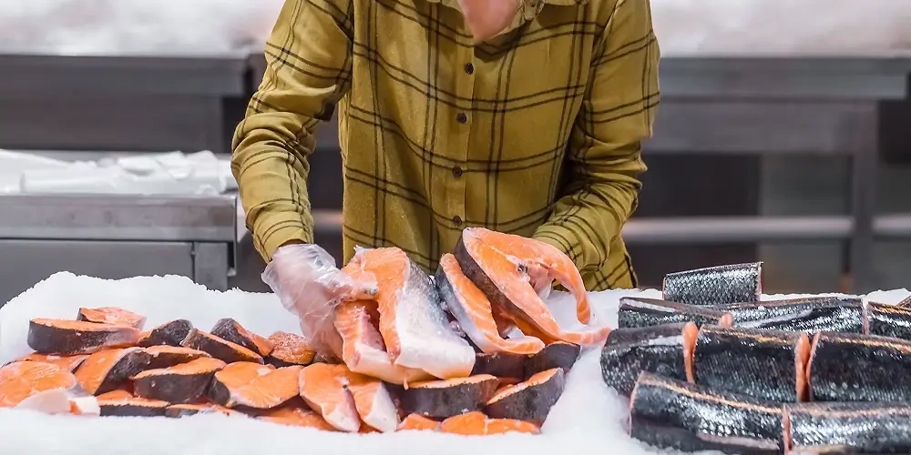 در هنگام خرید ماهی بسته‌بندی چه فاکتورهایی را در نظر بگیریم؟ | انتخاب ماهی با کیفیت