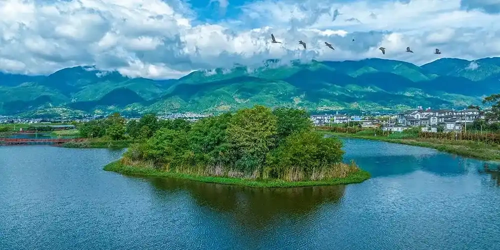 دریاچه ارهای در دالی - یکی از زیباترین دریاچه های چین