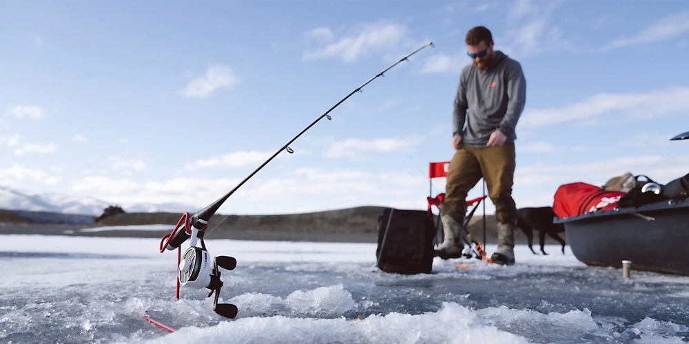 4.  ماهیگیری در یخ (Ice Fishing)