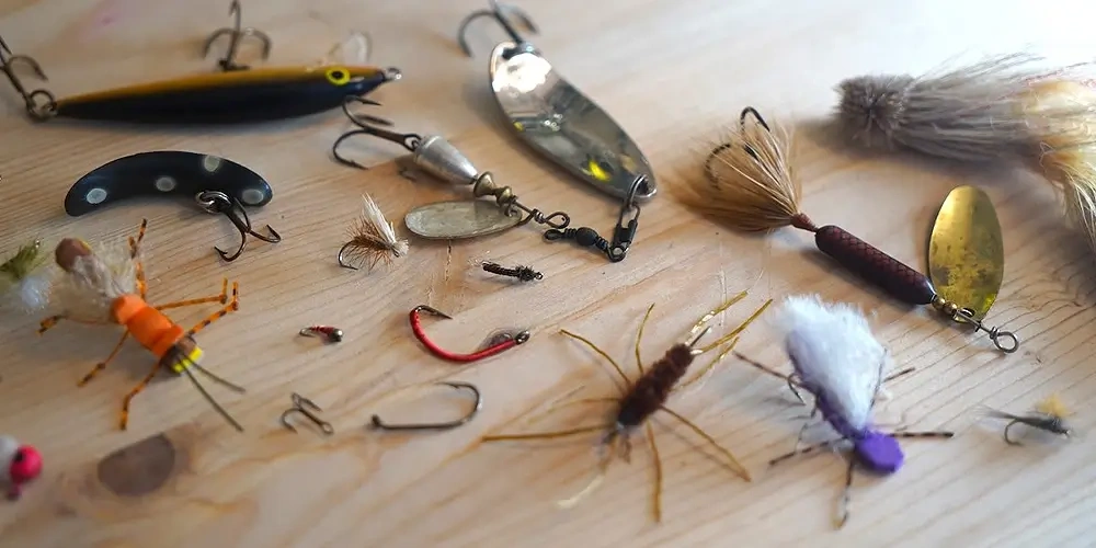 how-to-bait-a-fish-hook | معرفی انواع طعمه ماهیگیری و آموزش نحوه اتصال آن‌ها به قلاب